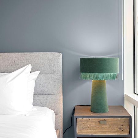 Placemakr Premier Sobro NashvilleNashville  Kültér fotó A table lamp