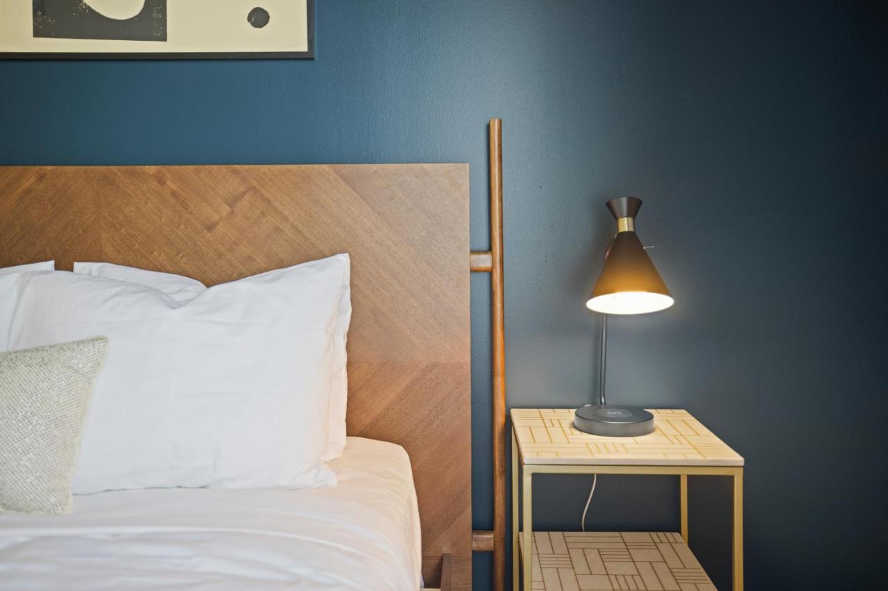 Placemakr Premier Sobro NashvilleNashville  Kültér fotó A lamp on a nightstand