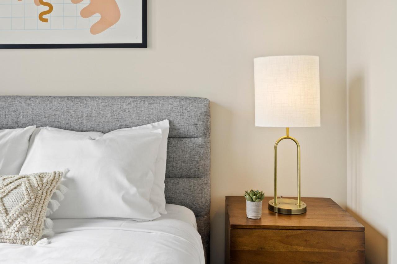 Placemakr Premier Sobro NashvilleNashville  Kültér fotó A lamp on a nightstand
