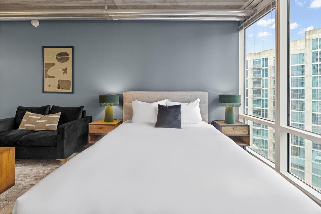 Placemakr Premier Sobro NashvilleNashville  Kültér fotó A bedroom at the Hilton Anatole