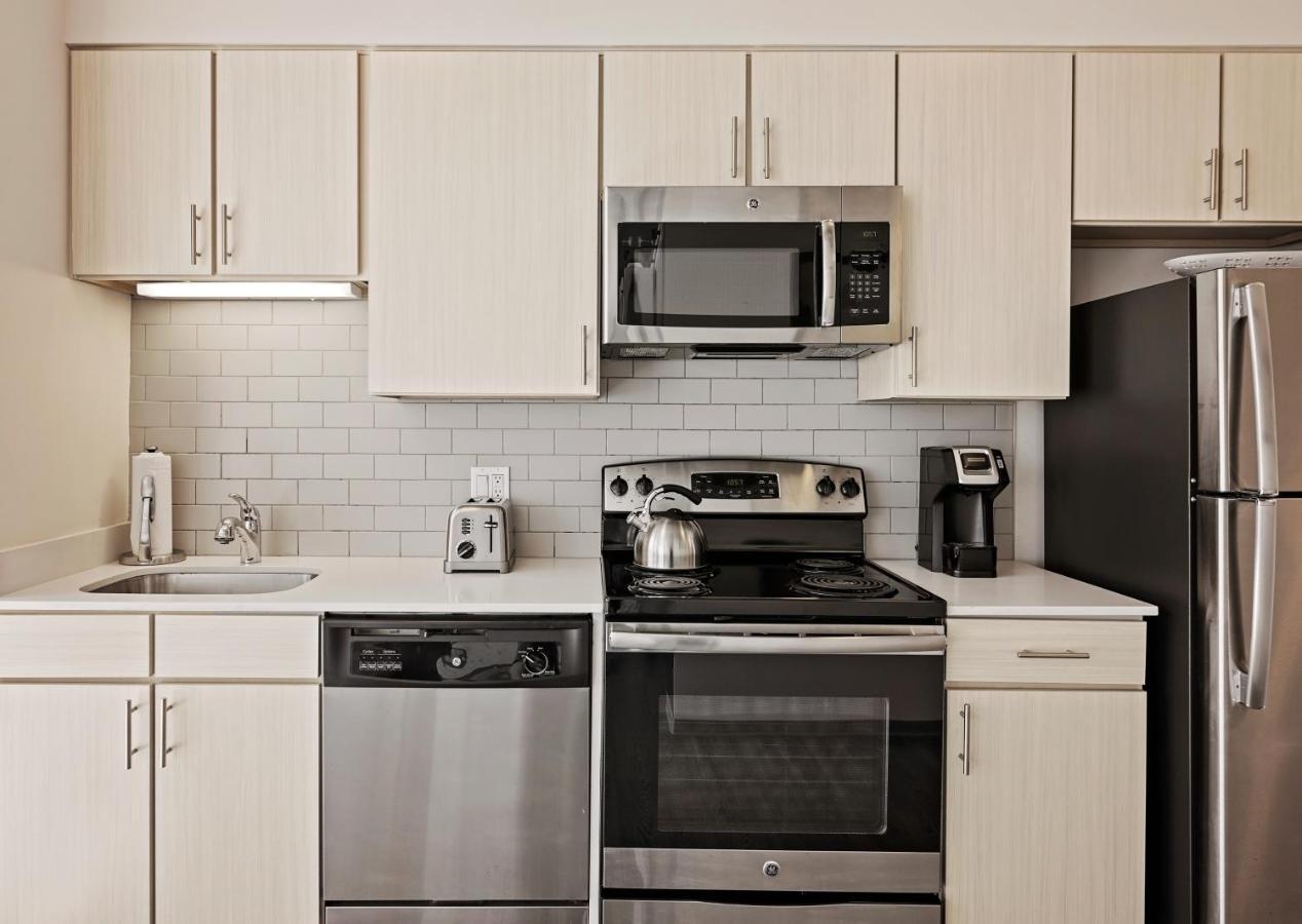 Placemakr Premier Sobro NashvilleNashville  Kültér fotó A typical kitchen in a typical apartment