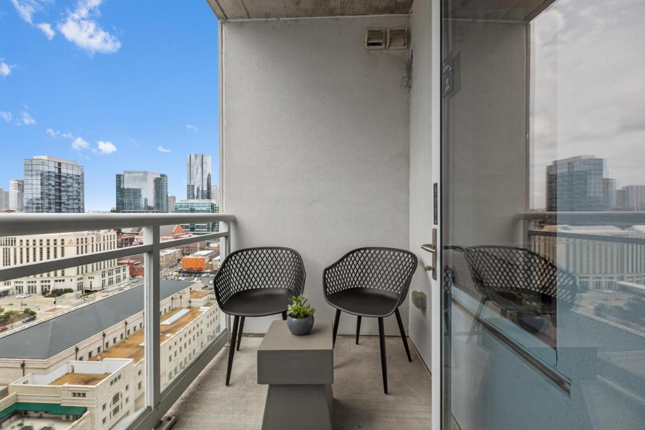 Placemakr Premier Sobro NashvilleNashville  Kültér fotó A balcony in a residential apartment