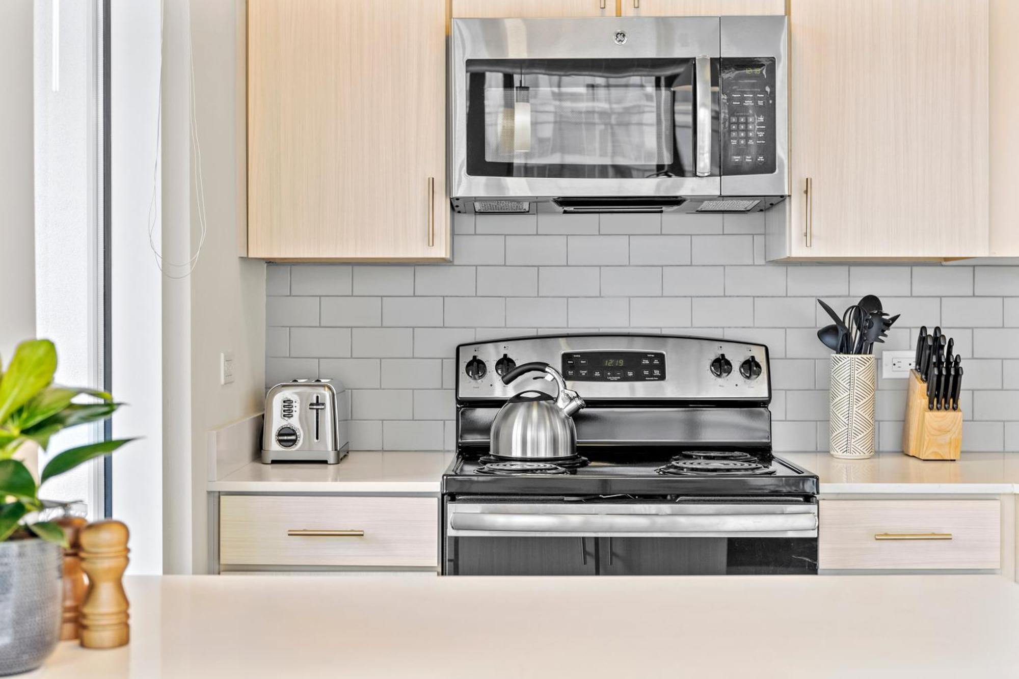 Placemakr Premier Sobro NashvilleNashville  Kültér fotó A microwave oven above a stove