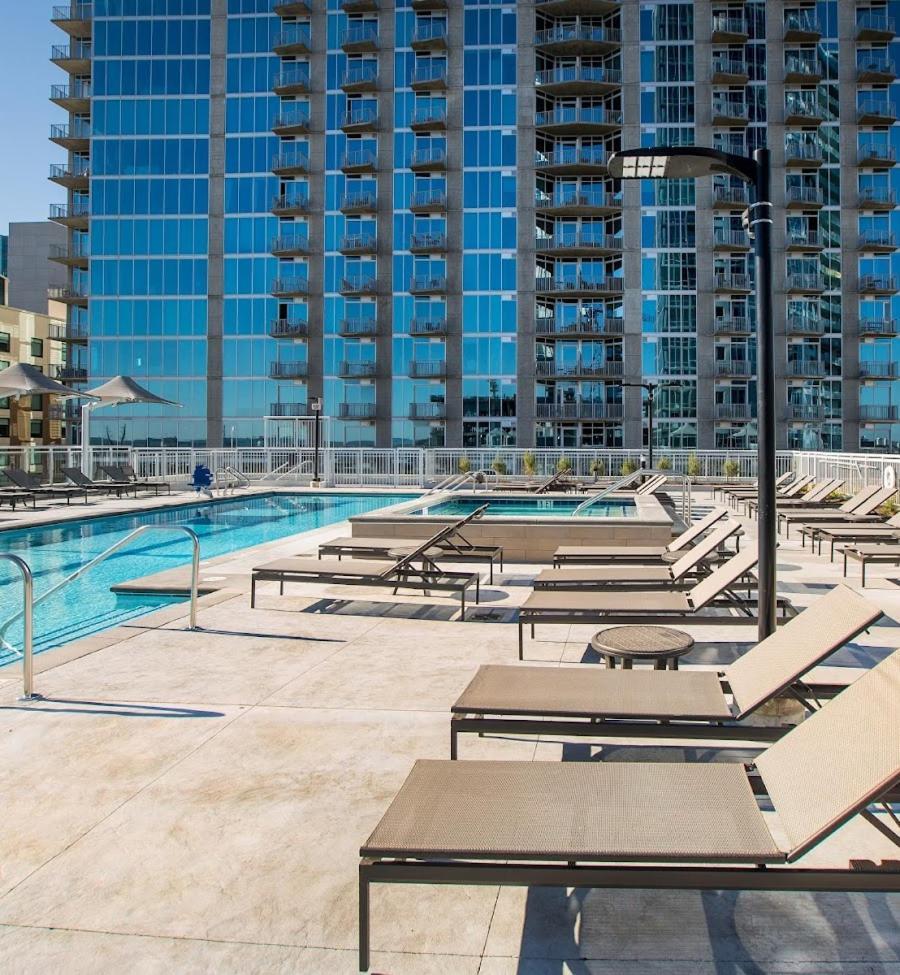 Placemakr Premier Sobro NashvilleNashville  Kültér fotó The pool at the Ritz-Carlton, Downtown, Los Angeles